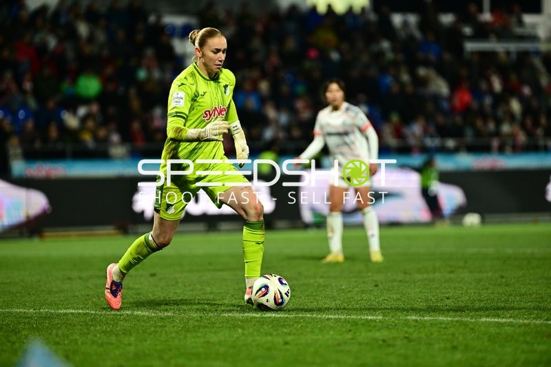 Torwart Laura Dick (1; TSG Hoffenheim Frauen) in Aktion