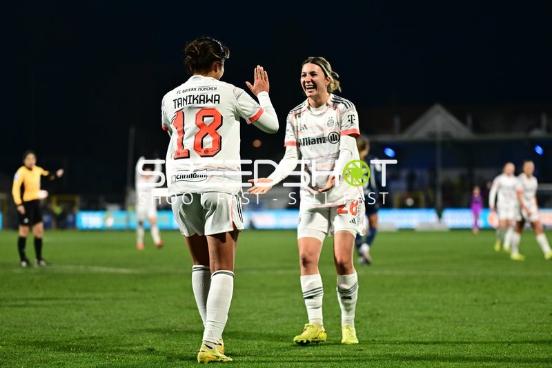 Spielerinnen feiern gemeinsam