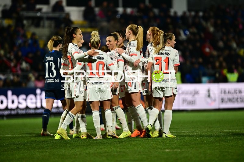 Spielerinnen feiern gemeinsam