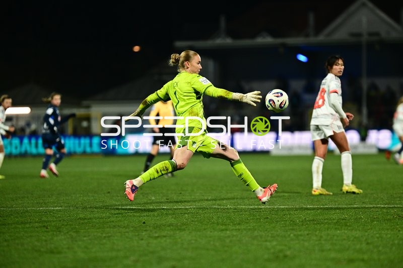 Torwart spielt Ball ab