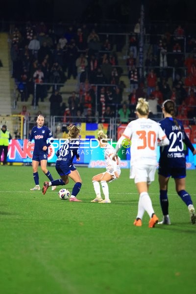 Spieler kämpfen um Ball