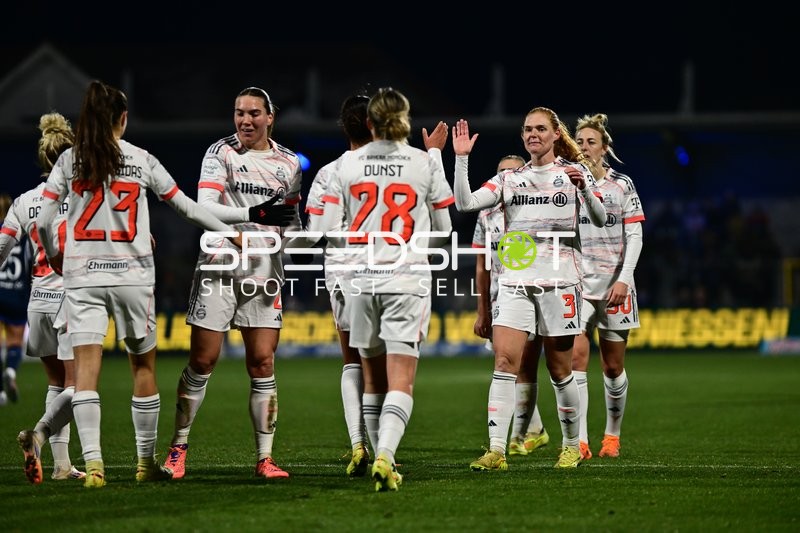 Spielerinnen begrüßen sich