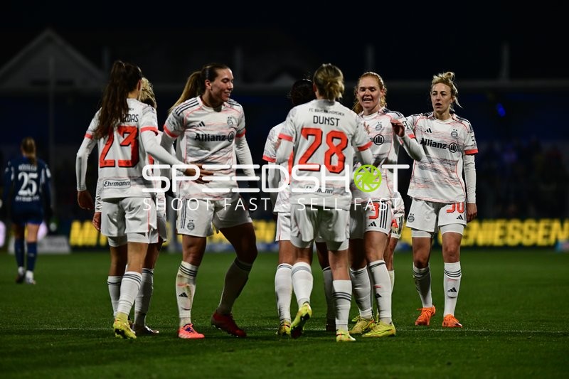 Spielerinnen feiern gemeinsam