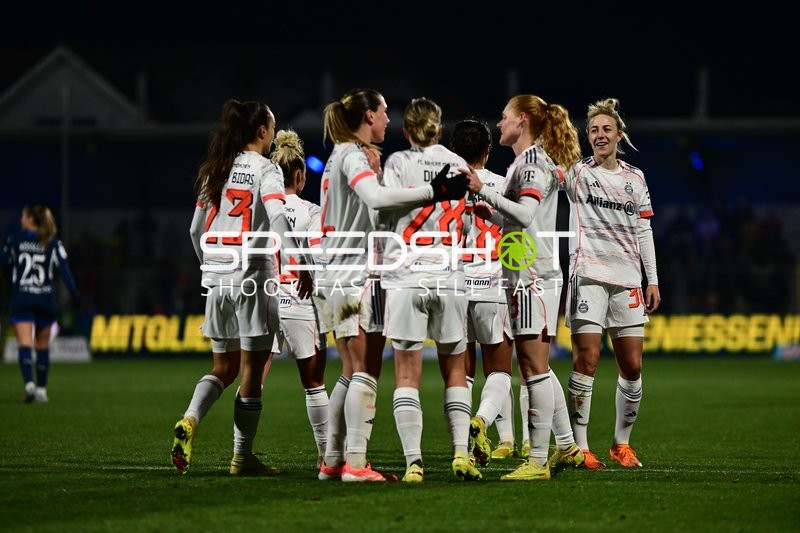 Spielerinnen feiern gemeinsam