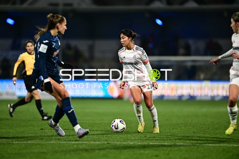 Ballkontrolle von Momoko Tanikawa (18; FC Bayern München)