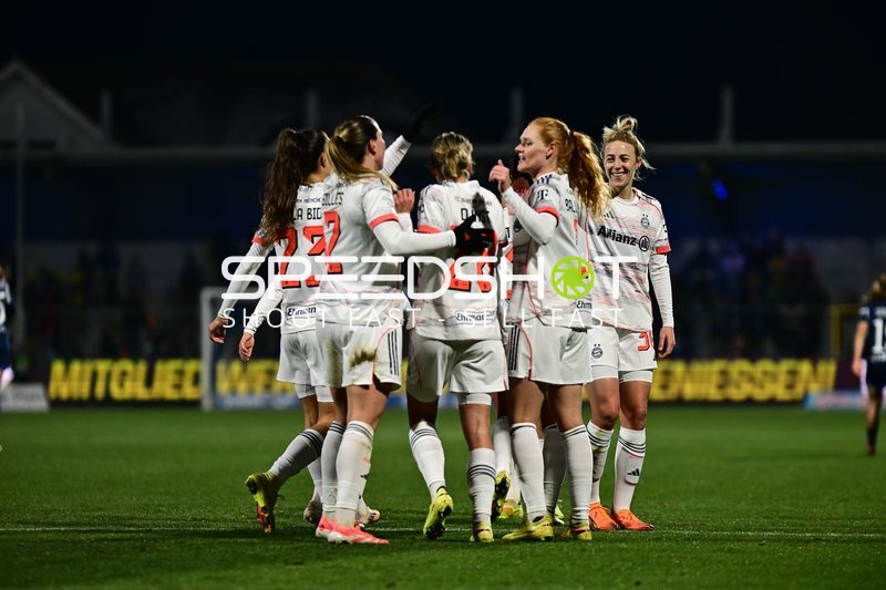 Spielerinnen feiern gemeinsam