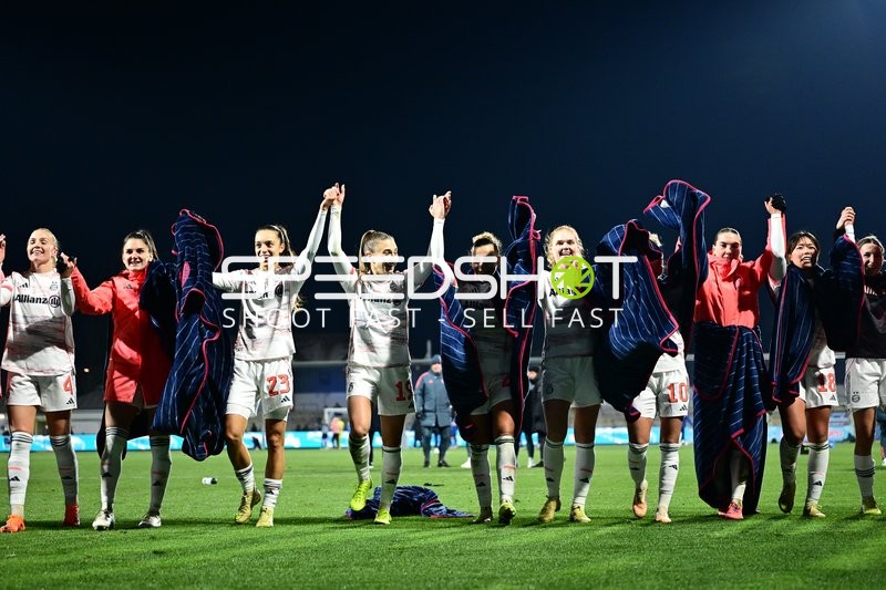 Spielerinnen feiern gemeinsam