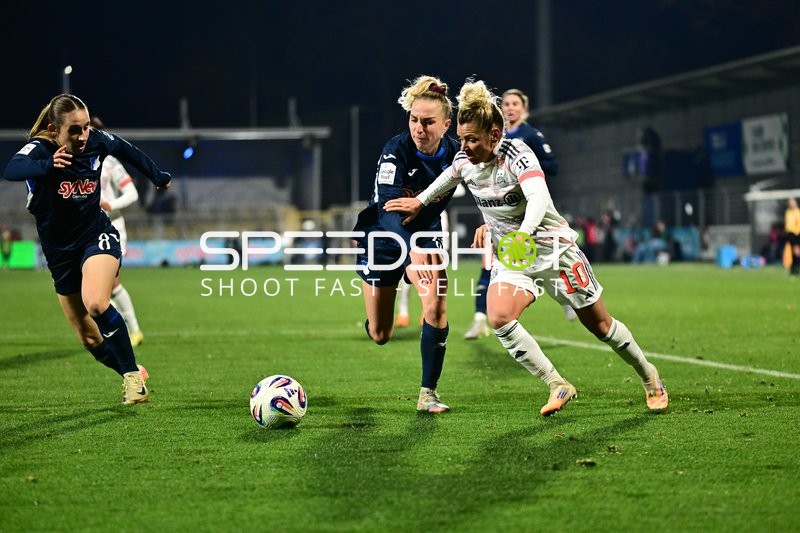 Spielerinnen kämpfen um Ball