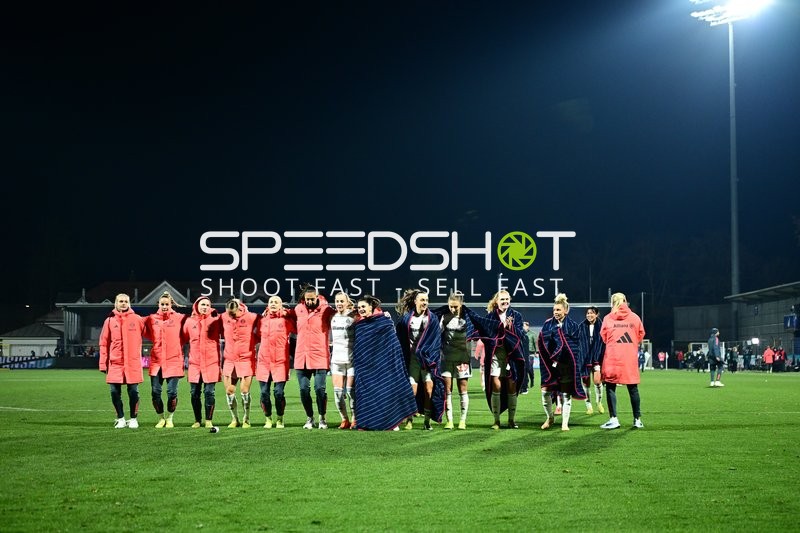 Spielerinnen vereint nach Spiel