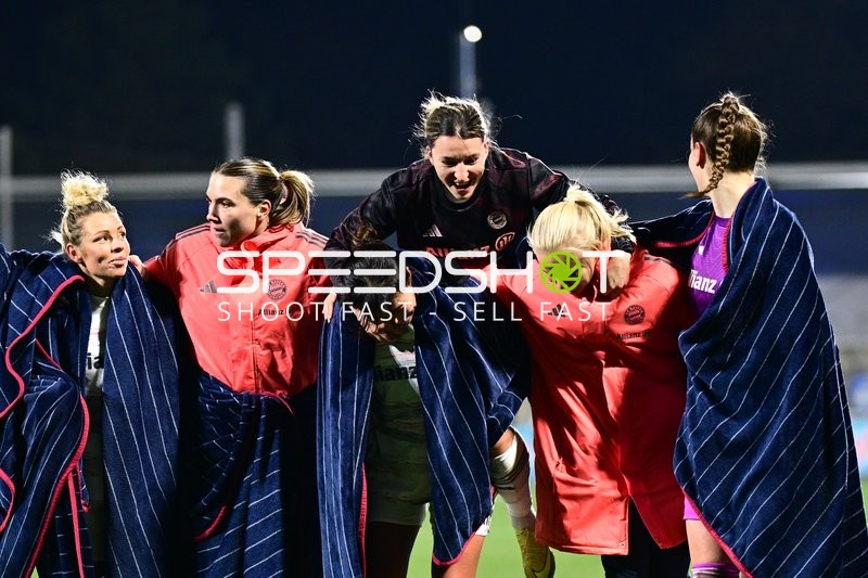 Spielerinnen feiern gemeinsam