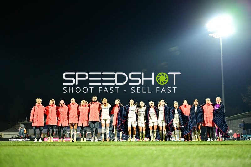 Spielerinnen vereint auf dem Feld