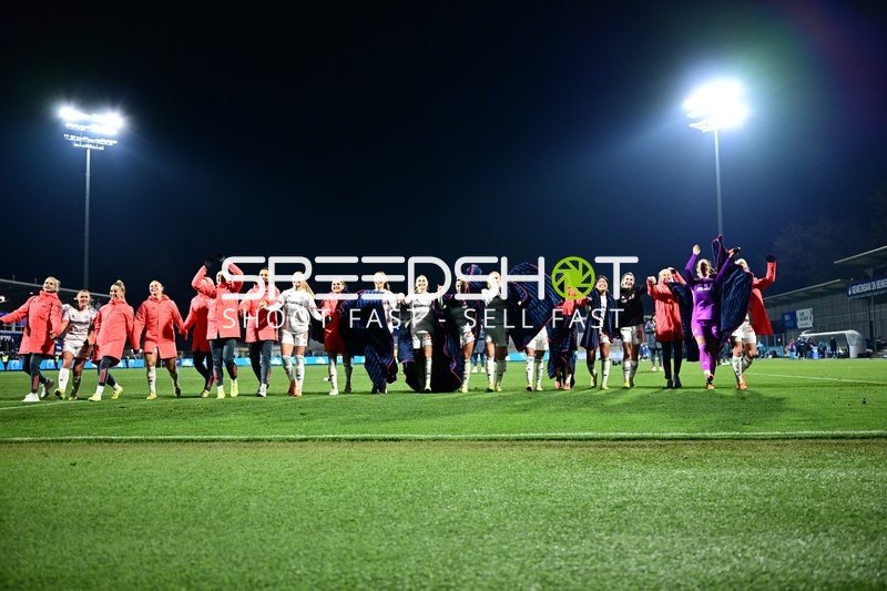 Spielerinnen feiern gemeinsam