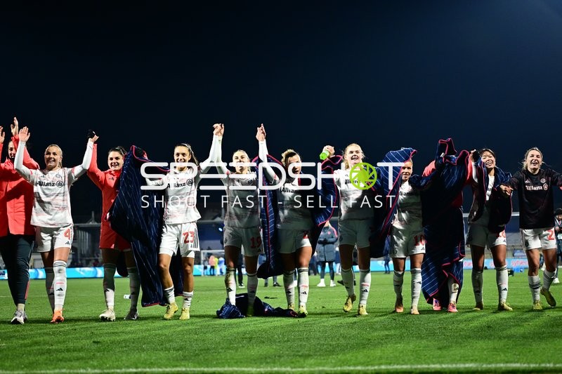 Spielerinnen feiern gemeinsam