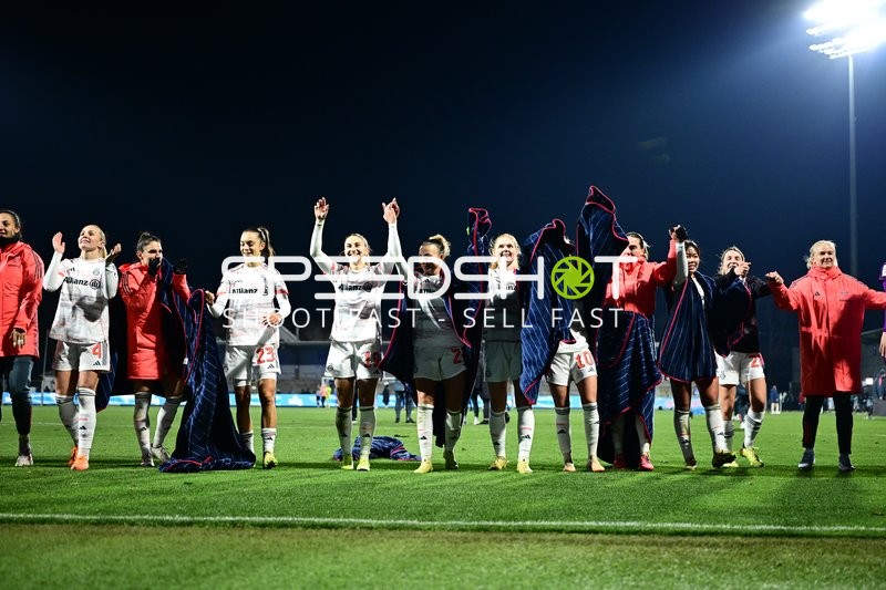 Spielerinnen feiern gemeinsam