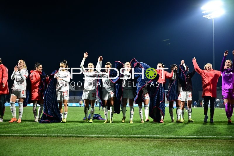 Spielerinnen feiern gemeinsam