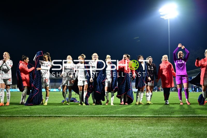 Spielerinnen feiern gemeinsam