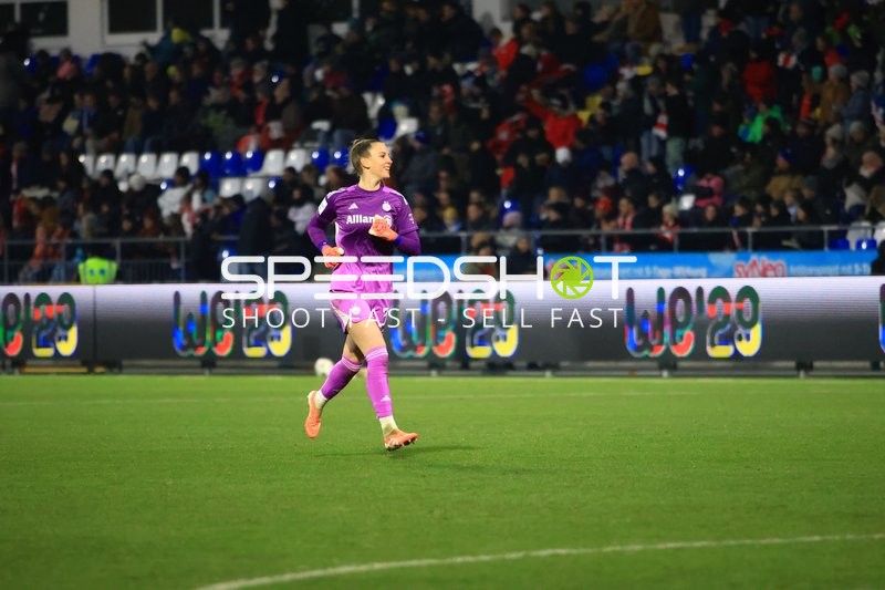 Torwartin Ena Mahmutovic (32; FC Bayern München) in Aktion