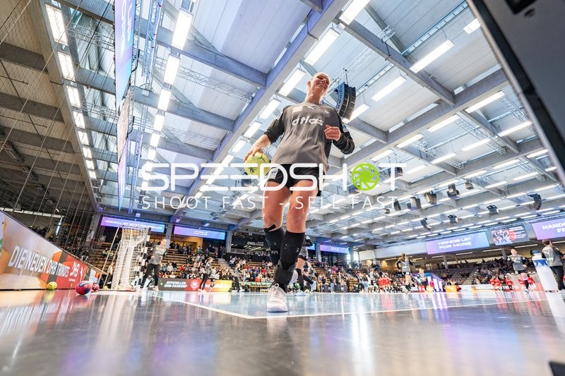 Xenia Smits (11; Deutschland) mit Ball in der Hand