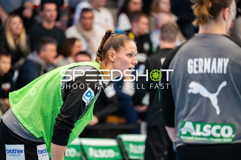 Xenia Smits (11; Deutschland) fokussiert vor dem Spiel