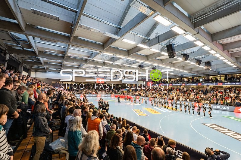 Teams vor Spielbeginn in Reihen