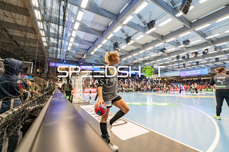 Antje Döll (29; Deutschland) mit Ball in Aktion