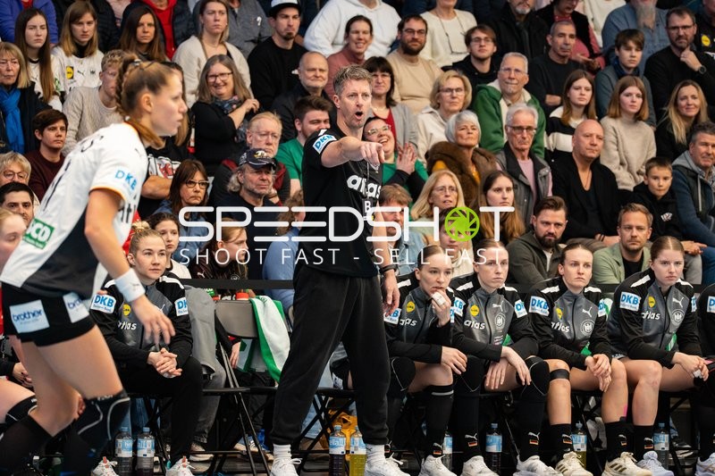 Markus Gaugisch (999; Deutschland) gibt Anweisungen