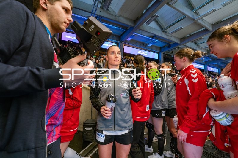 Nora Snedkerud (33; Schweiz) im Gespräch mit Jenny Behrend (30; Deutschland), Nieke Kühne (19; Deutschland) und Xenia Smits (11; Deutschland)