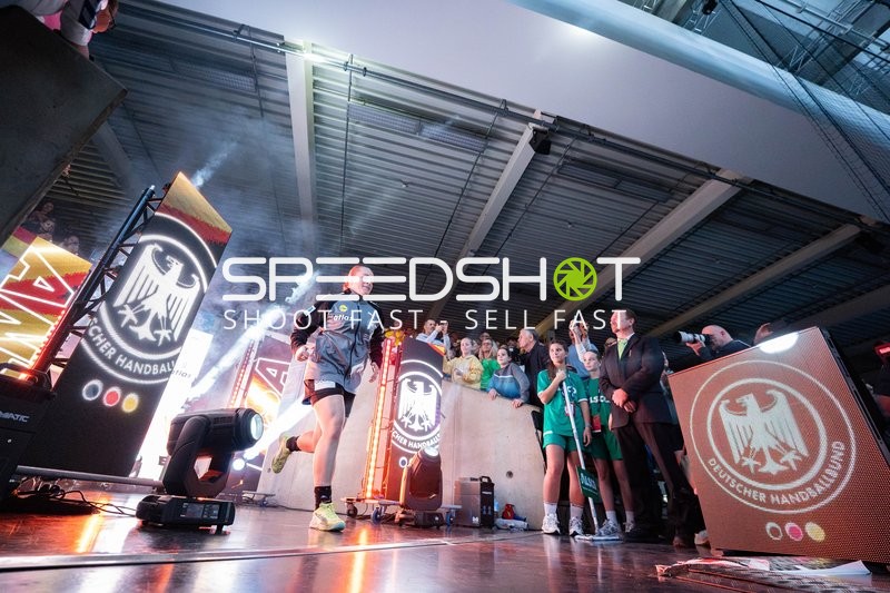 Lisa Antl (9; Deutschland) betritt die Arena