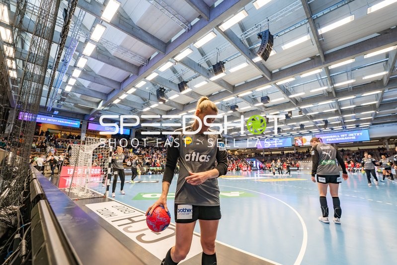 Antje Döll (29; Deutschland) mit Ball in Aktion