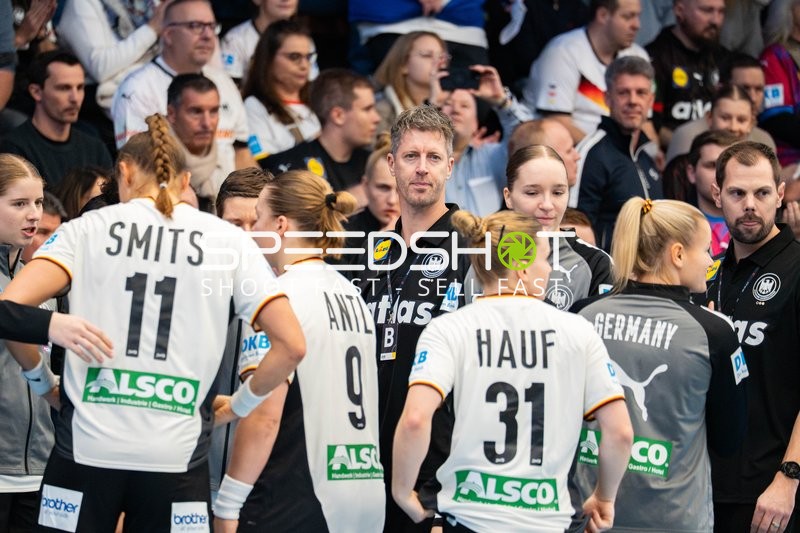 Trainer und Spielerinnen im Gespräch