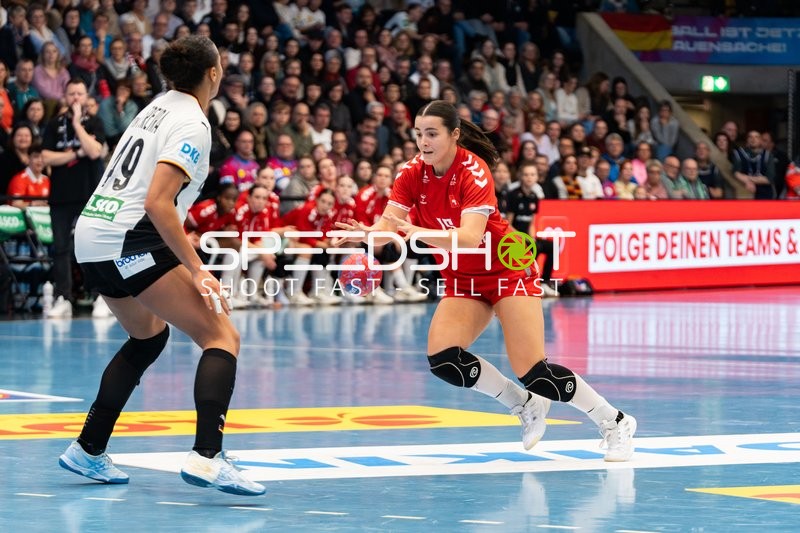 Norma Goldmann (15; Schweiz) im Zweikampf um den Ball