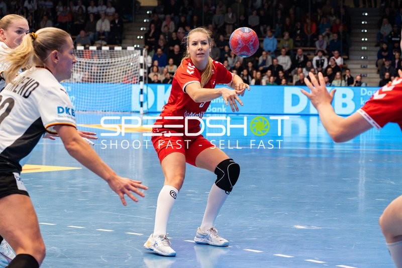 Kerstin Kündig (3; Schweiz) und Viola Leuchter (77; Deutschland) kämpfen um den Ball
