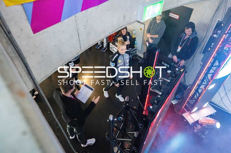 Personen im Gespräch im Hintergrund