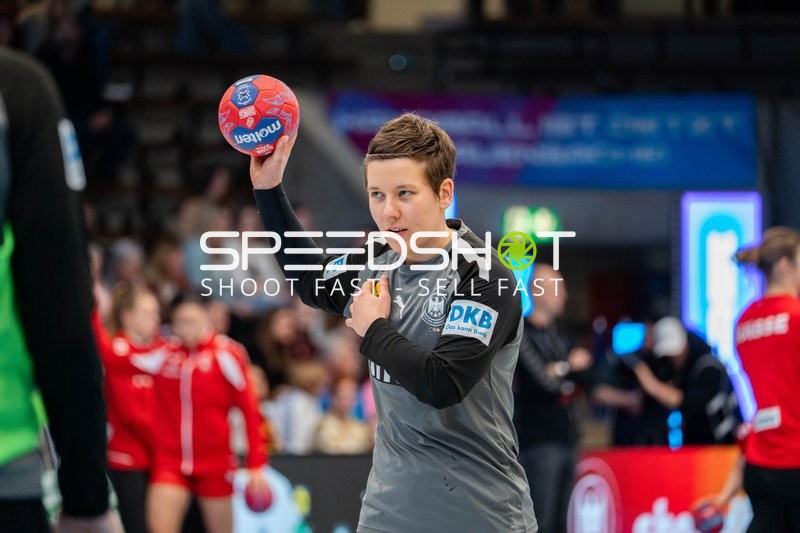 Alina Grijseels (4; Deutschland) wirft