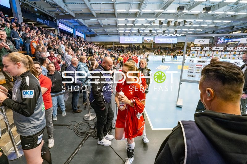Claire Hartz (30; Schweiz) und Kerstin Kündig (3; Schweiz) im Gespräch