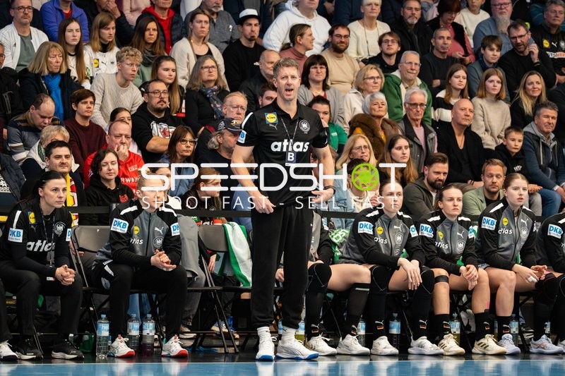 Trainer Markus Gaugisch (999; Deutschland) vor der Bank