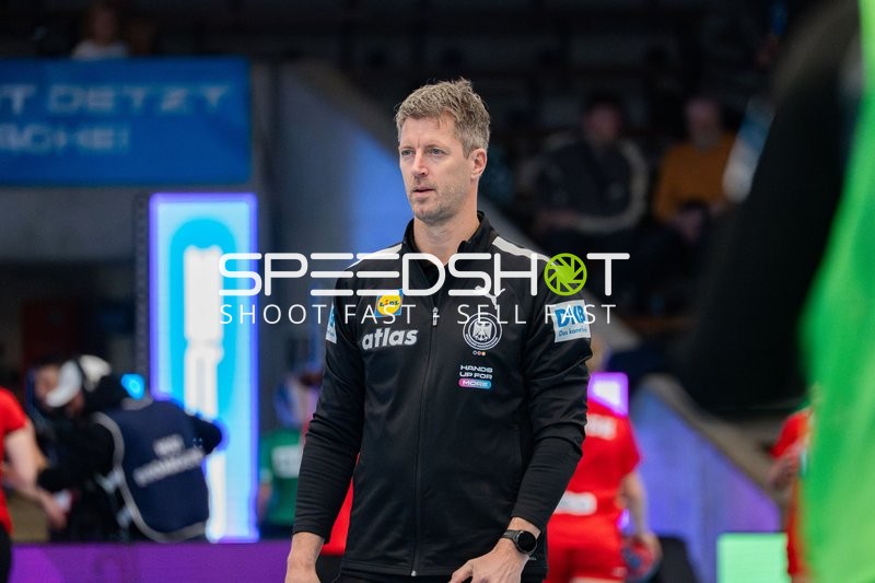 Bundestrainer Markus Gaugisch (999; Deutschland) beobachtet das Spiel