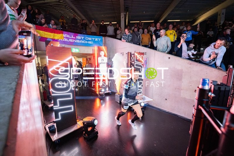 Antje Döll (29; Deutschland) beim Einlauf