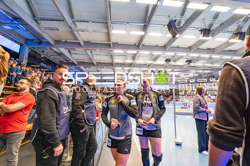 Jolina Huhnstock (45; Deutschland) und Mareike Thomaier (10; Deutschland) im Gespräch