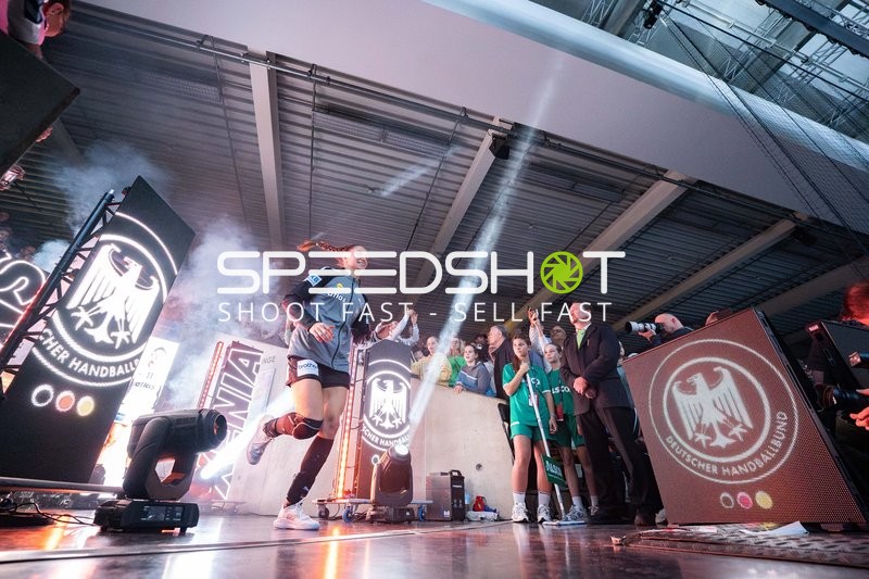 Xenia Smits (11; Deutschland) betritt Spielfeld