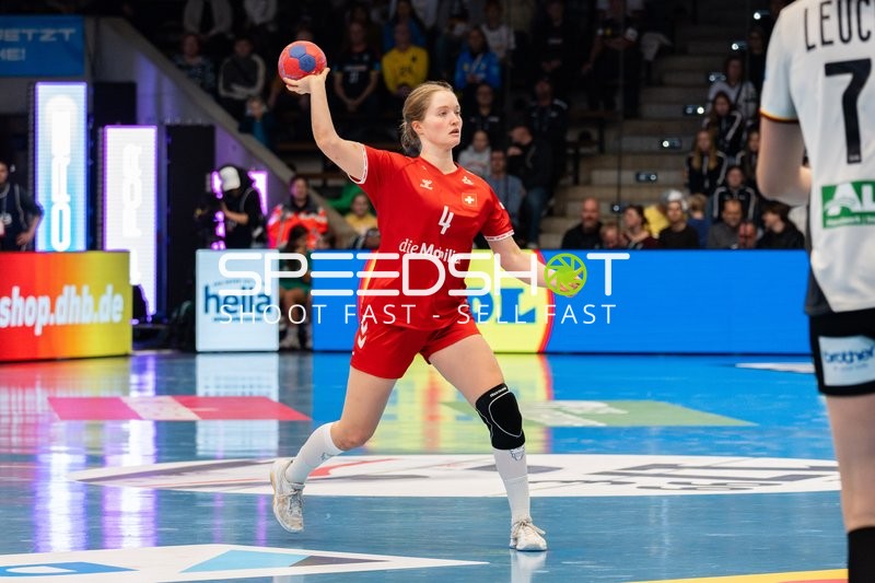 Laurentia Wolff (4; Schweiz) wirft