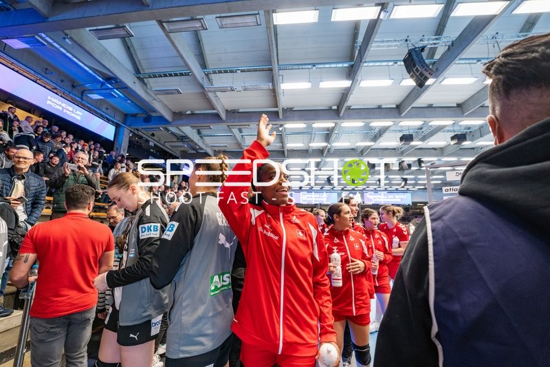 Clairebel Coker (11; Schweiz) grüßt mit erhobener Hand