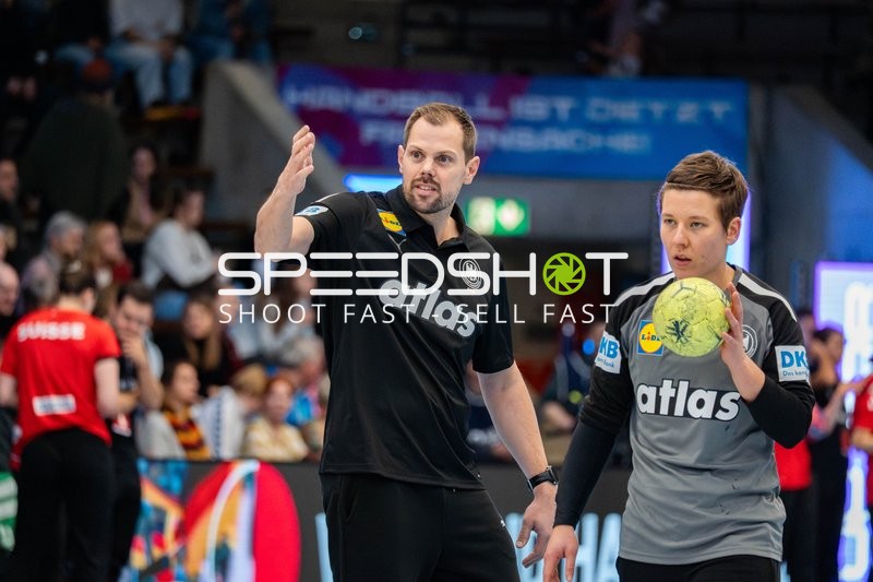 Trainer Frederick Griesbach (998; Deutschland) gibt Anweisungen an Alina Grijseels (4; Deutschland)