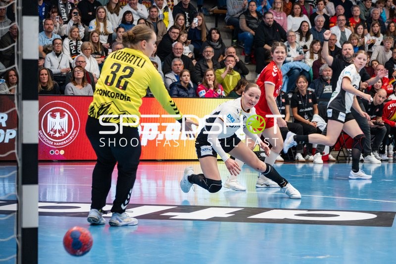 Seraina Kuratli (32; Schweiz) pariert gegen Nieke Kühne (19; Deutschland) und Nina Engel (8; Deutschland)