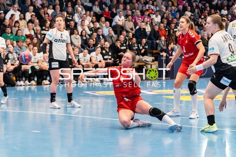 Laurentia Wolff (4; Schweiz) kämpft um den Ball