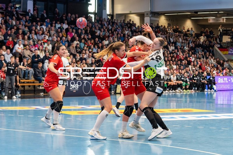 Nieke Kühne (19; Deutschland) und Norma Goldmann (15; Schweiz) kämpfen um den Ball