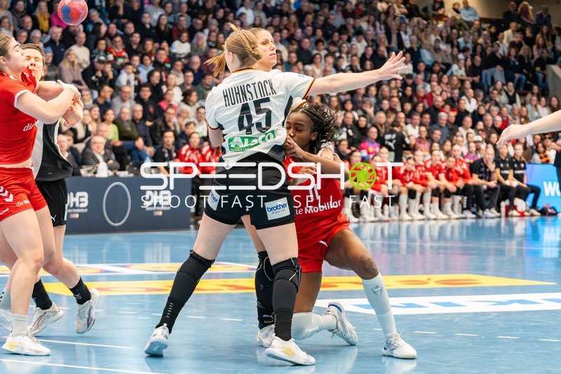 Clairebel Coker (11; Schweiz) im Zweikampf mit Jolina Huhnstock (45; Deutschland)