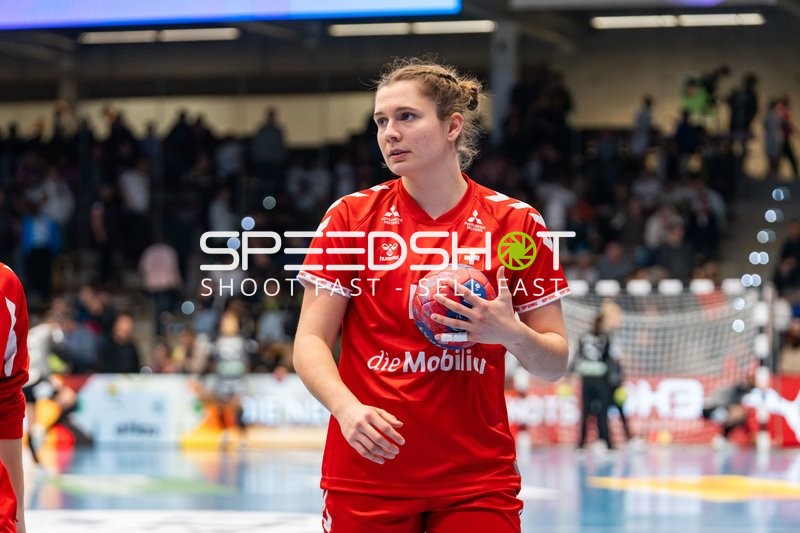 Joline Erni (44; Schweiz) mit Ball