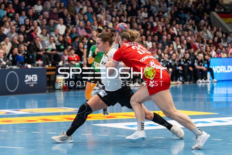 Mareike Thomaier (10; Deutschland) im Zweikampf