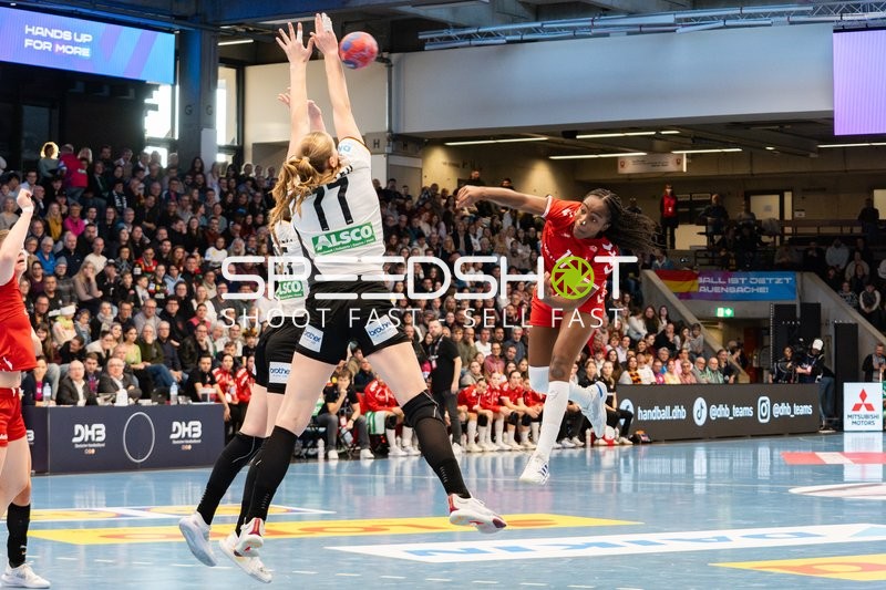 Wurf von Clairebel Coker (11; Schweiz) gegen Block von 17; Deutschland